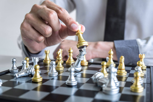Золоті та срібні шахи з гравцем, руки бізнесмена, що рухається c
 - Фото, зображення