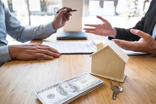 Agente de bienes raíces están presentando préstamo hipotecario y dando casa, llave
 - Foto, Imagen