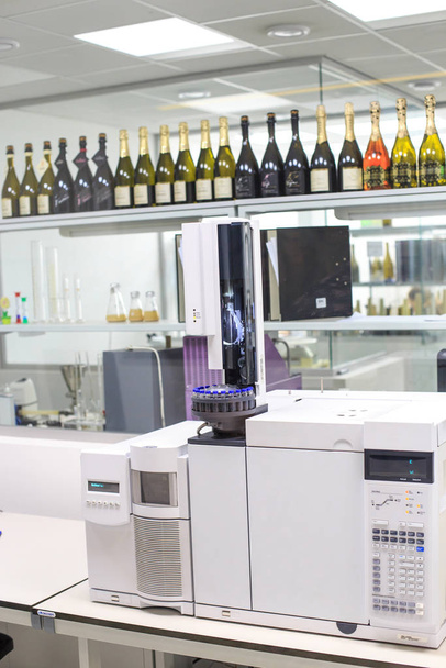 Gran laboratorio de calidad del vino automatizado
 - Foto, Imagen