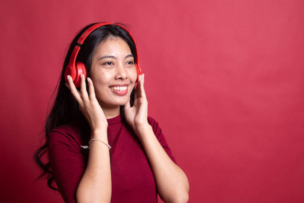 Pretty asian girl listening music with her headphones. - Foto, afbeelding