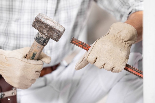 Handwerker oder Bauarbeiter mit Hammer und Meißel - Foto, Bild