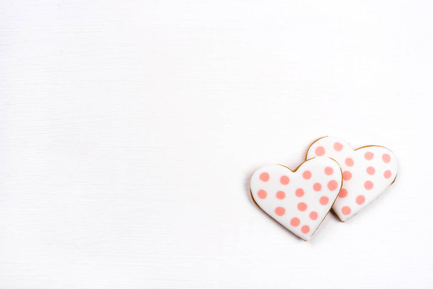 Gingerbread cookies with frosting in the shape of a heart. - Fotografie, Obrázek