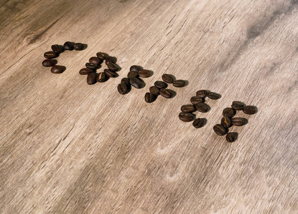 mot café formé par des grains de café sur une surface en bois
 - Photo, image