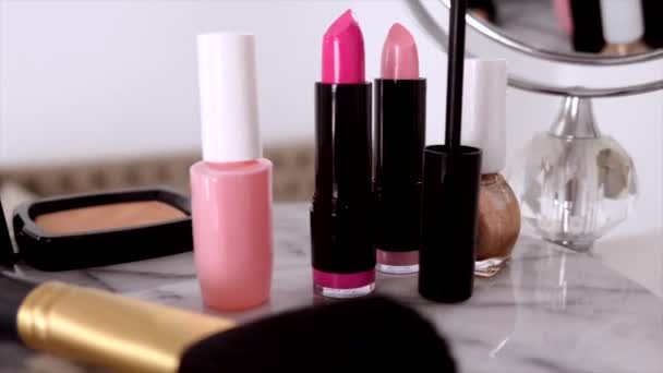 Kosmetik, Make-up-Produkte auf dem Schminktisch, Lippenstift, Pinsel, Wimperntusche, Nagellack und Puder für luxuriöse Schönheit und Werbedesign für Modemarken - Filmmaterial, Video
