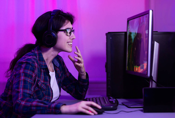 Κορίτσι παίζει shooter πρώτου προσώπου online βιντεοπαιχνίδι - Φωτογραφία, εικόνα
