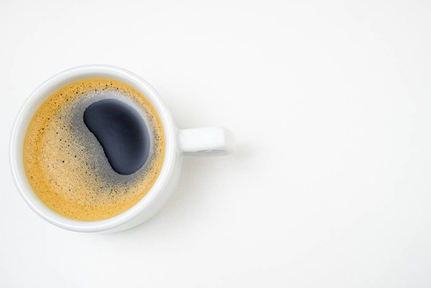 Kahvikupin espresso valkoisella keittiön pöydällä. Kahvikupin lähikuva. Aamu, aamiainen, energia, kahvitauko käsite
 - Valokuva, kuva