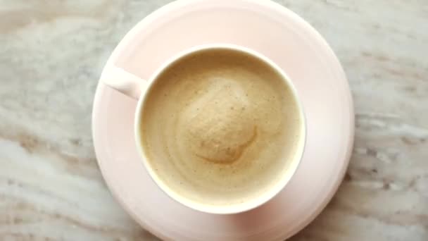 Πρωινή κούπα καφέ με γάλα σε μαρμάρινο επίπεδο lay, ζεστό ρόφημα στο τραπέζι flatlay, top view βίντεο τροφίμων και έμπνευση συνταγή για το μαγείρεμα vlog - Πλάνα, βίντεο