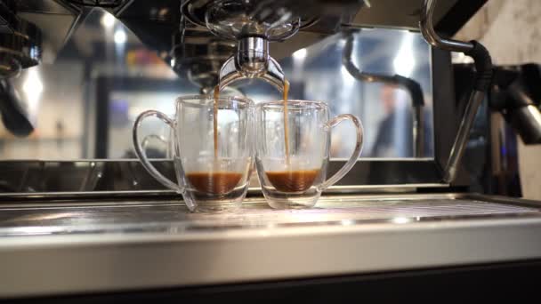 Сильна кава еспресо виходить з кавових машин і переходить у дві скляні чашки
 - Кадри, відео