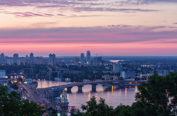 Näkymä Dnepr-joelle ja sillalle Kiovassa auringonlaskun aikaan
 - Valokuva, kuva