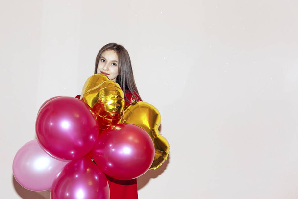 νέα και όμορφη κοπέλα κατέχει αερόστατα αέρα. Ημέρα του Αγίου Βαλεντίνου, γενέθλια, ημέρα των γυναικών, επέτειος, εορταστική έννοια - Φωτογραφία, εικόνα