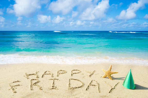 Firma "Viernes feliz" en la playa de arena
 - Foto, Imagen