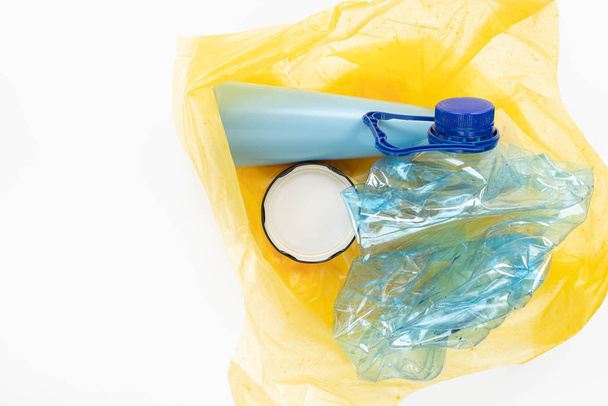 Ταξινόμηση οικιακών απορριμμάτων σε χρωματιστές σακούλες σκουπιδιών. Ανακύκλωση και διαλογή για οικολογία. - Φωτογραφία, εικόνα