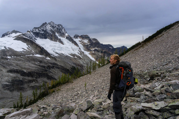 Adventurous man is hiking in the Beautiful Canadian Mountain Landscape - Foto, imagen