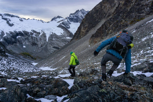 Adventurous friends are hiking in the Beautiful Canadian Mountain Landscape - Foto, imagen