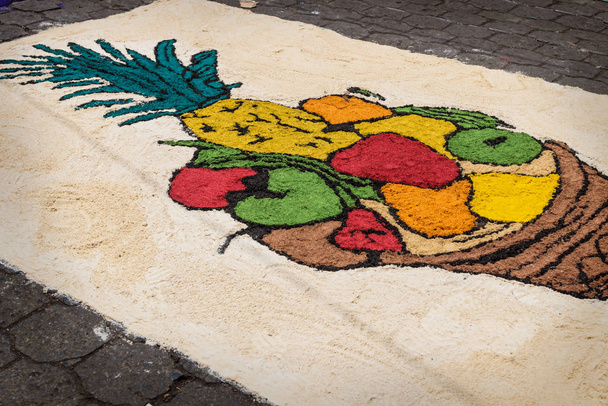 Alfombra, πριονίδι χαλί με μπολ φρούτων στο δρόμο για Semana Santa, Πάσχα, Santiago Atitlan, Γουατεμάλα - Φωτογραφία, εικόνα