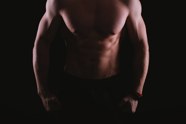 Γκρο πλαν φωτογραφία του σέξι άντρα, γυμνό σώμα, γυμνό αρσενικό. Αθλητικός καυκάσιος με κοιλιακούς - Φωτογραφία, εικόνα