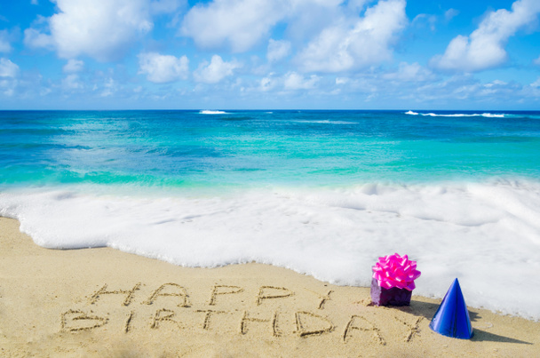 Firma "Feliz Cumpleaños" en la playa de arena
 - Foto, imagen