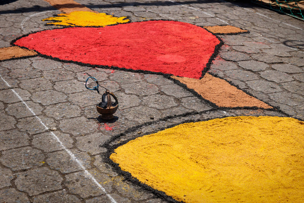 Alfombra, tapis de sciure de bois avec coeur et bol d'encens dans la rue fait pour Semana Santa, Pâques, Santiago Atitlan, Guatemala
 - Photo, image