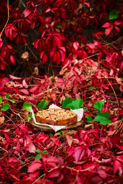 сливовий рикотта розсипаний торт. стиль сільський
 - Фото, зображення