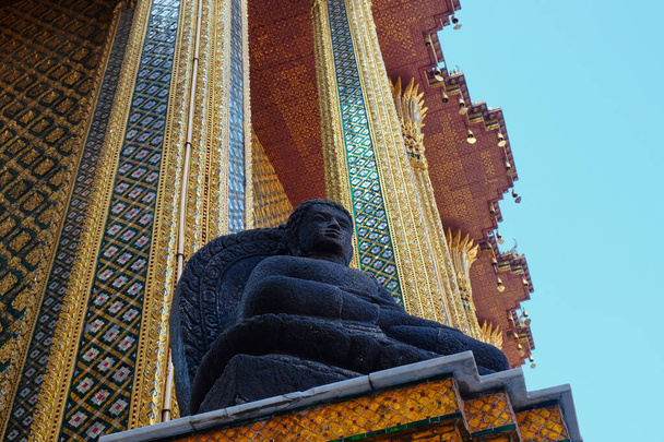 Sculpture d'un Bouddha assis en position de lotus
. - Photo, image