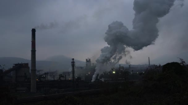 Industrial chimneys dust of heavy metals along inhabited area at dusk - Imágenes, Vídeo