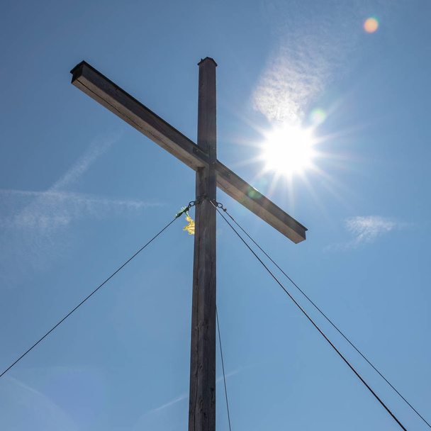 Details zum Gipfelkreuz des Jochbergs, 1565 m im Winter. befindet sich in den bayerischen Voralpen bei Kochel am See, Oberbayern, Deutschland - Foto, Bild