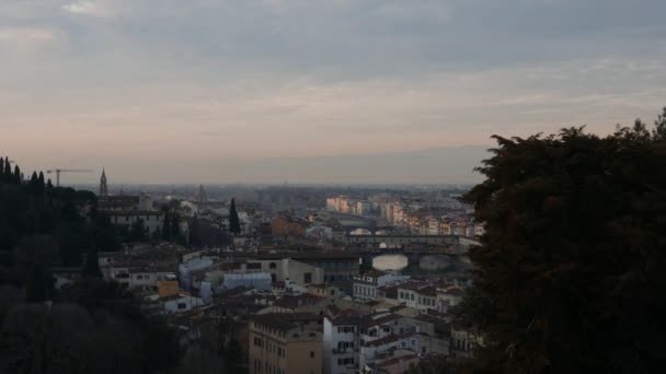 Старий міст Понте - Веккіо у Флоренції (Італія). - Кадри, відео