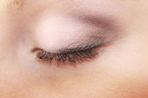 Parte do rosto maquiagem olho feminino aplicando com escova
 - Foto, Imagem