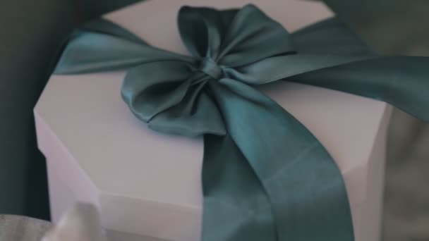 Close-up van witte ronde geschenkdoos op de vloer - Video