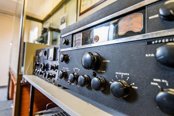 Doncaster, Uk - 2019. július 28.: Ar-88d Rca kommunikációs rádió vevőkészülék közelsége a Doncaster Aviation Museumban - Fotó, kép