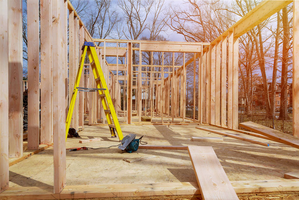 Δέσμη πλαισίων της νέας κατοικίας υπό κατασκευή εσωτερικό με πλαίσιο από ξύλο δοκών - Φωτογραφία, εικόνα