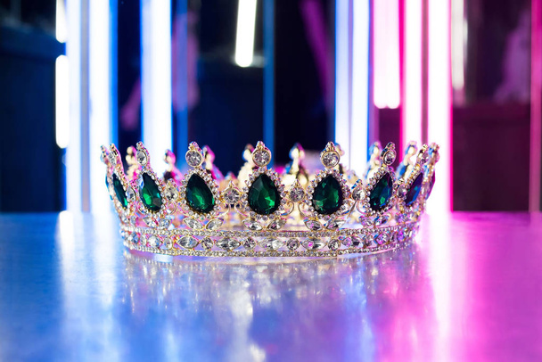 Smaragdgroene kroon, koninklijke troon van macht. Glamour, knuppel - Foto, afbeelding