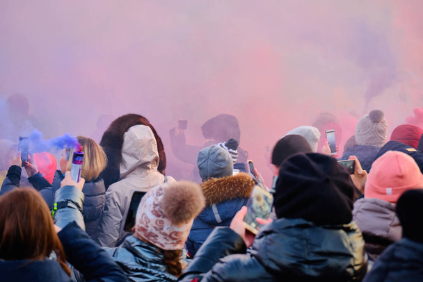 January 05, 2019, St. Petersburg: Event of colored smoke. A crowd of people are walking at the festival. - Fotoğraf, Görsel