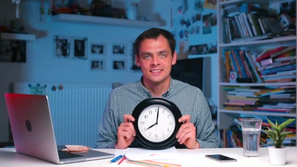 A businessman holds a clock in his hands, the time is 08 00 - Felvétel, videó