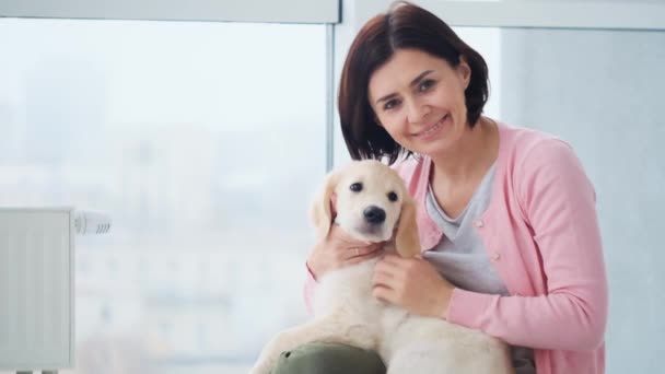 Smiling woman with puppy - Video, Çekim