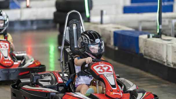 Ребенок за рулем кружка Go-Kart
 - Фото, изображение