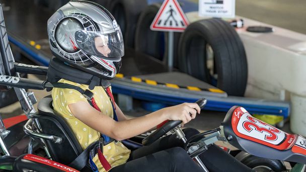 Un enfant conduisant un circuit de karting
 - Photo, image