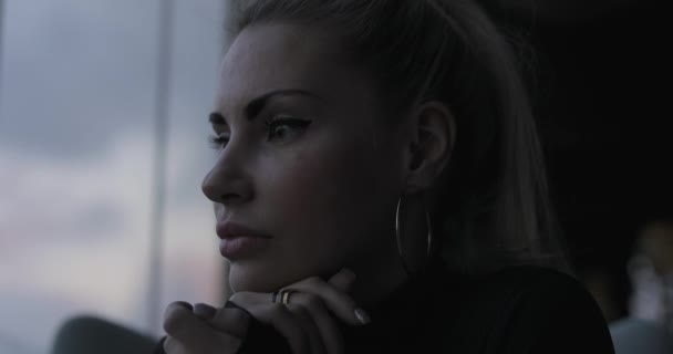 Closeup γυναίκα πρόσωπο κοιτάζοντας παράθυρο σκέψης και των ονείρων - Πλάνα, βίντεο