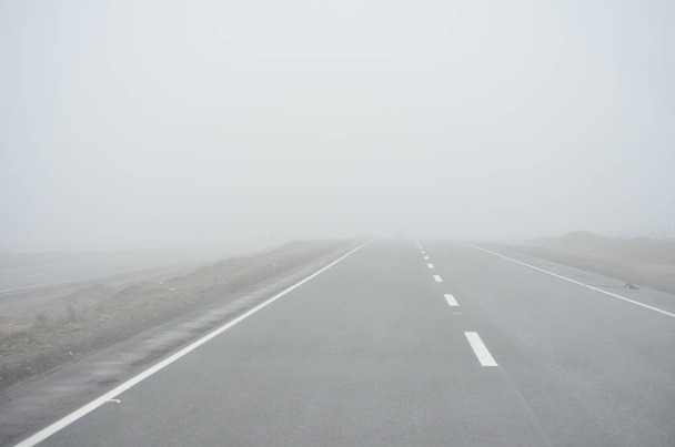 Carretera con niebla en el desierto. Norte Chico, Peru. - Zdjęcie, obraz