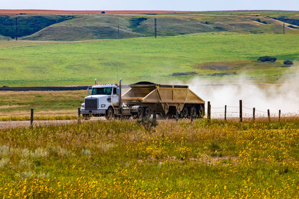 Nákladní automobil přepravuje těžké zemědělské produkty - Fotografie, Obrázek