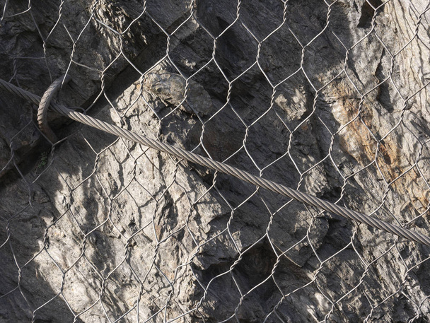 Metallgitter und Drähte schützen Straßen vor Erdrutschen und Steinschlag - Foto, Bild