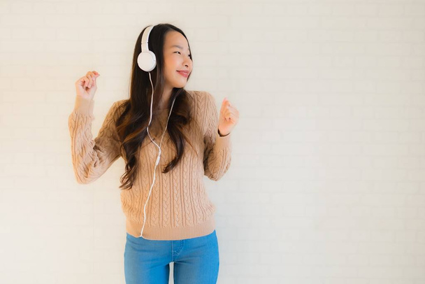 Портрет красивые молодые азиатские женщины счастливы наслаждаться с слушать муса
 - Фото, изображение