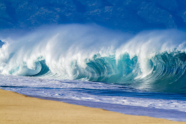 Gyönyörű hullámtörés Hawaii partjainál. - Fotó, kép