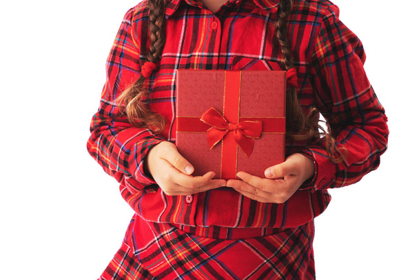 Egy kislány ajándékdobozzal a kezében. - Fotó, kép