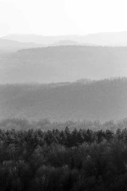 Widok na północne góry węgierskie z płaskowyżu Medves - Zdjęcie, obraz