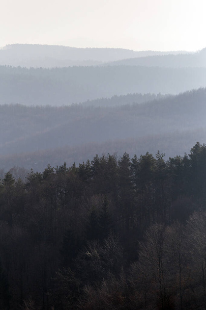 中世の高原からの北ハンガリー山脈の眺め - 写真・画像