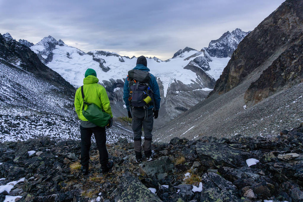 Adventurous friends are hiking in the Beautiful Canadian Mountain Landscape - Φωτογραφία, εικόνα
