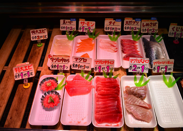 Сашими из сырой рыбы на традиционном рынке
  - Фото, изображение