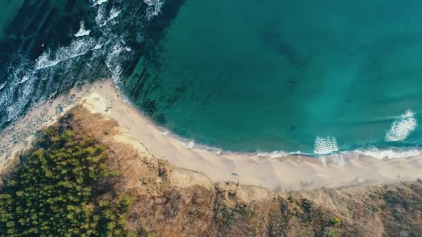 Linia brzegowa, widok z powietrza. Skalista plaża i morze - Materiał filmowy, wideo