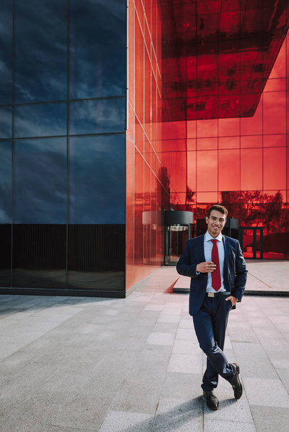 Happy businessman near modern building stock photo - Zdjęcie, obraz